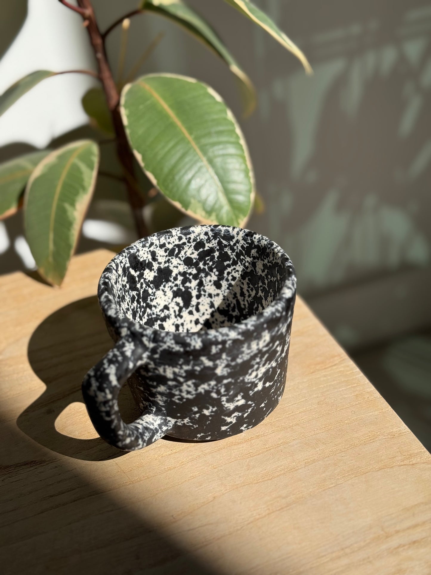 Cool ceramic mug, handmade cup, modern ceramic mug, tabletop, latte cup, cappuccino mug, tea cup, artisan mug, 8 oz mug, gift idea for coffee lovers, housewarming gift, CASA AZUA, handcrafted mugs, colourful cups, cool ceramics, modern ceramics, pottery mug.