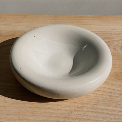 CASA AZUA OFF WHITE, GLOSS PLATE, BUBBLE PLATE, DINNER PLATE, MODERN CERAMIC PLATE, MODERN CERAMIC BOWL, BUBBLE BOWL, CHUBBY BOWL, JEWELRY TRAY.