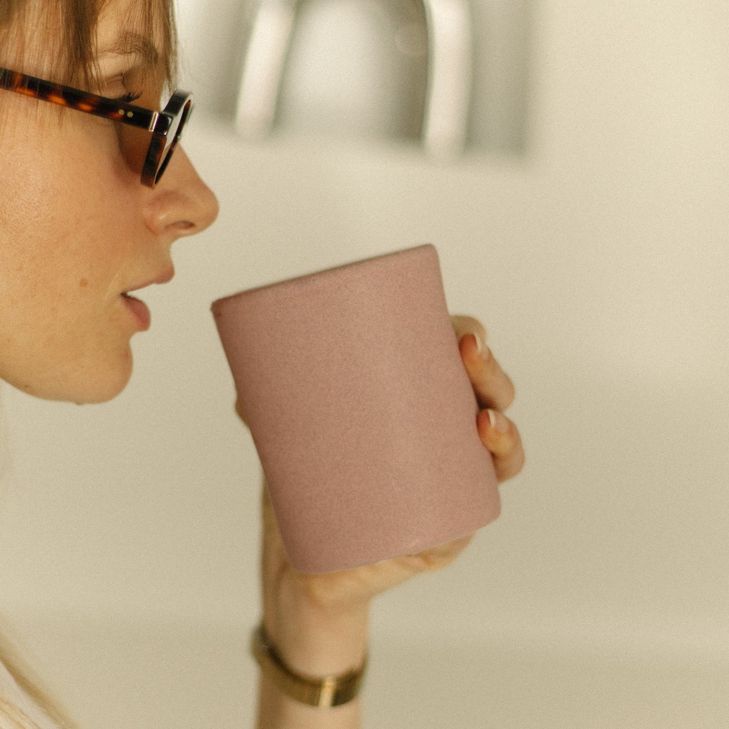 Handmade ceramic coffee cup, iced latte cup, 16 oz cup, stoneware, pink ceramics. Casa Azua.
